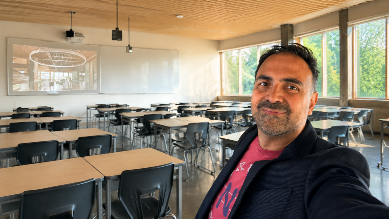 Federico Puebla dans une salle de classe vide, pupitres et tableau en arrière-plan