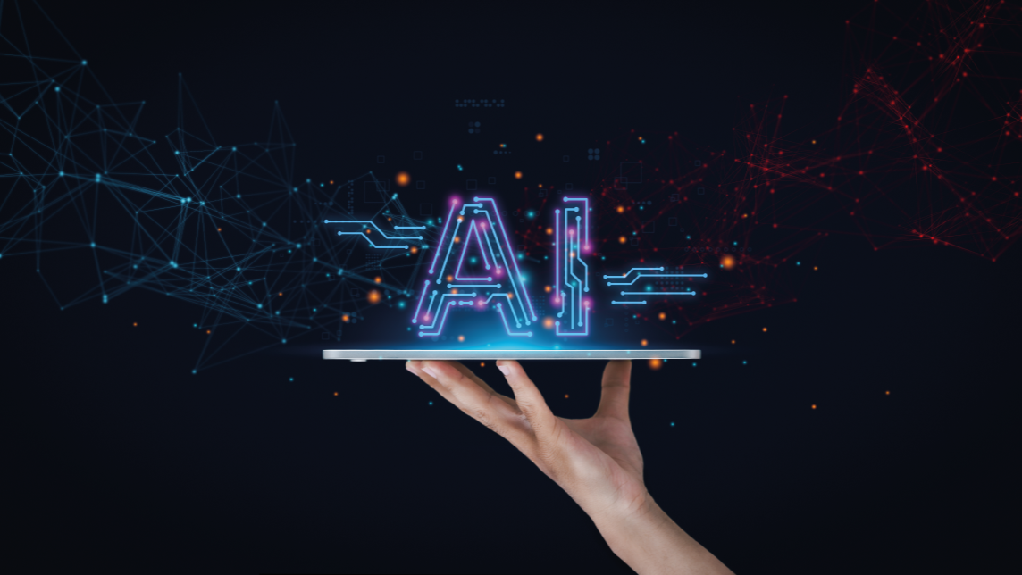 Main tenant une tablette d’où émerge un logo « AI » lumineux entouré de réseaux de données